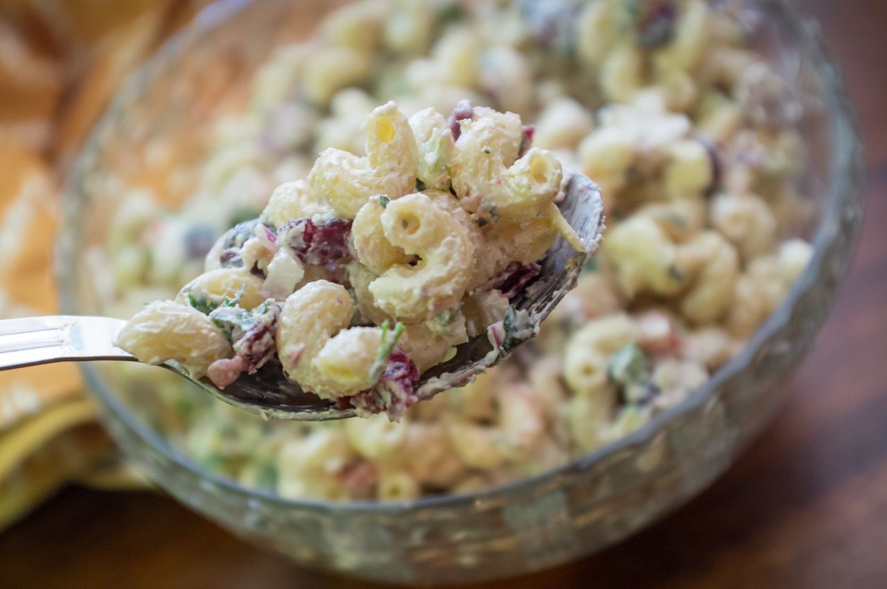 Niesłusznie przegrywa z jarzynową. Sałatka makaronowa to mój as w rękawie