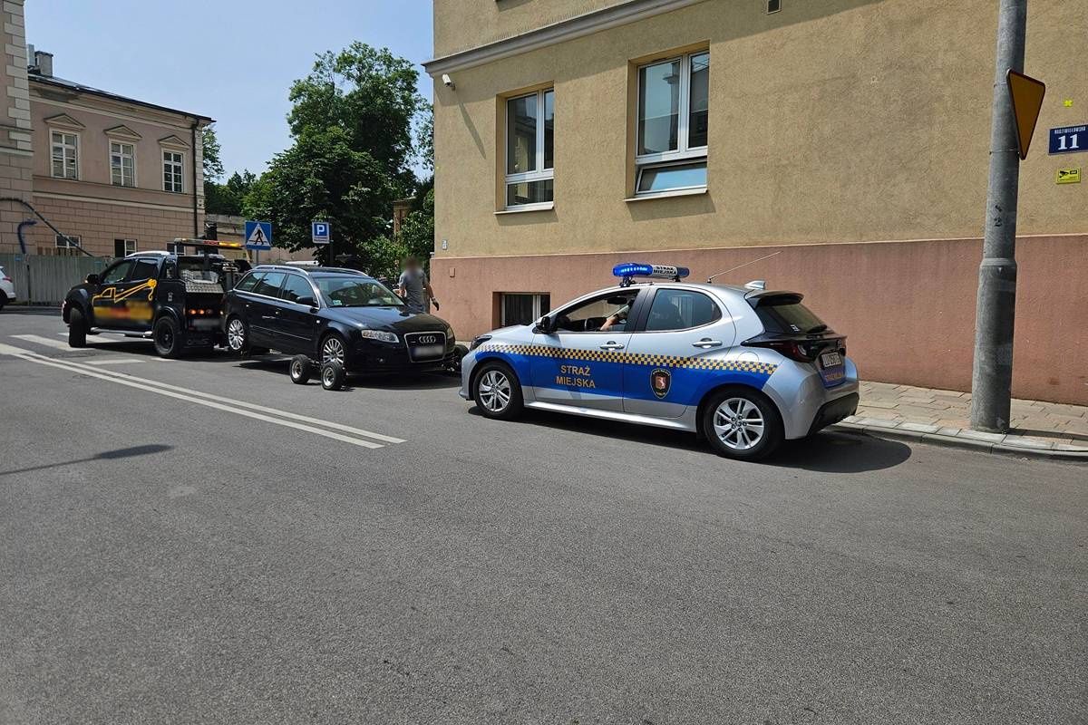 Pomoc drogowa odholowująca samochód z ul. Niecałej w Lublinie