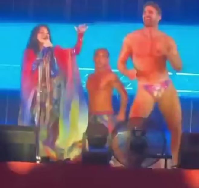 Partner Nicole Scherzinger zrobił striptiz na jej koncercie