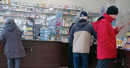 Leki na Covid-19 znikają z aptek. Czesi zabezpieczają zapasy