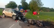 Czołowe zderzenie motocykla i osobówki. Motocyklista i pasażerka zginęli na miejscu