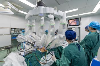 Nowa era chirurgii. Pierwsze operacje z AI, robotem i technologią 3D