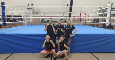 Zawodnicy ostrowieckiego klubu Sports Academy z medalami