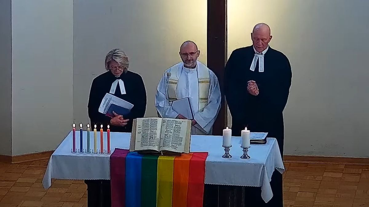 Ksiądz wziął udział w błogosławieństwie 10 par LGBT+