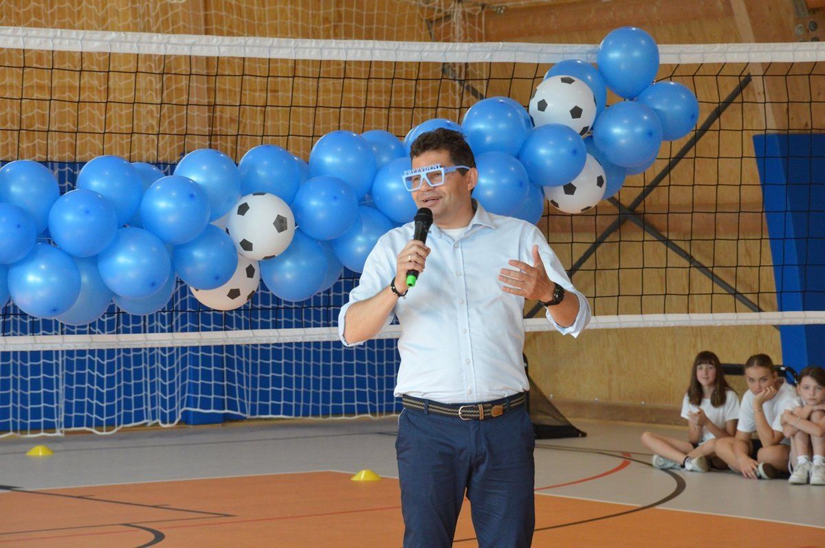 Prezydent Lucjusz Nadbereżny w okularach wykonanymi przez uczniów na drukarce 3D