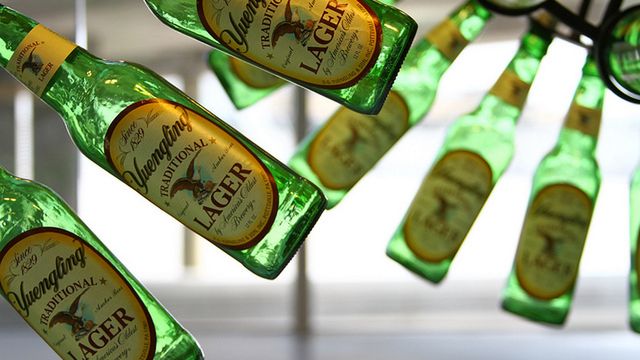 Przemycała iPhone'y w butelkach po piwie [wideo] 1