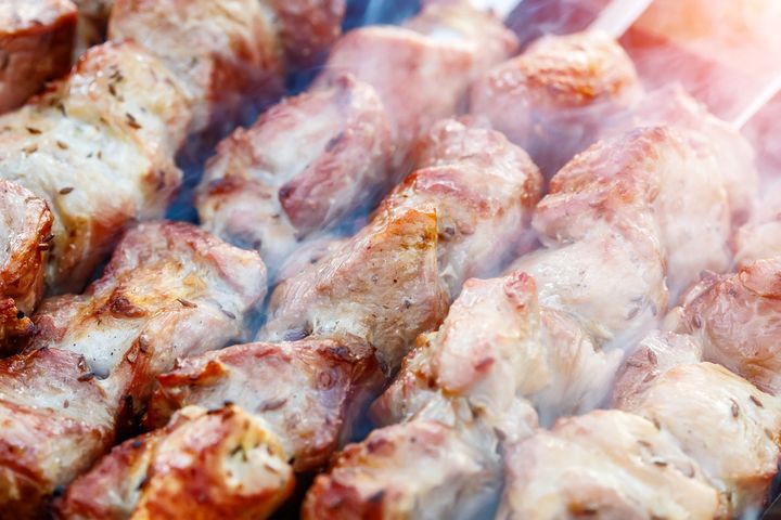 Podczas grillowania z mięsa uwalniane są szkodliwe związki chemiczne.