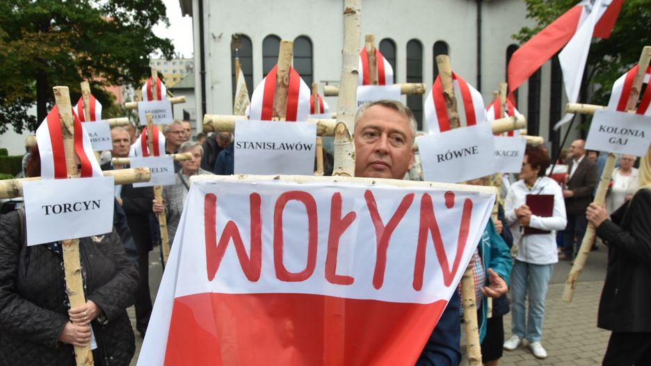 W obchodach wzięło udział niespełna trzysta osób. Przeszły one z Białego Kościółka pod obelisk Pamięci Ofiar Rzezi Wołyńskiej.