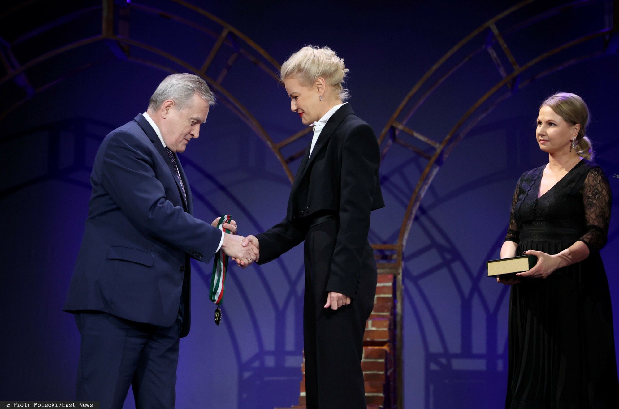 Małgorzata Kożuchowska odbiera medal z rąk ministra kultury