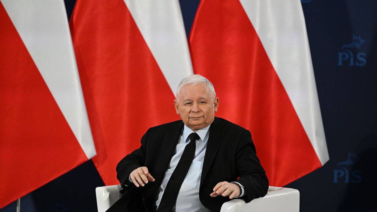 Stalowa Wola, 04.09.2022. Prezes Prawa i Sprawiedliwości Jarosław Kaczyński podczas spotkania z mieszkańcami w Stalowej Woli, 4 bm. Prezes PiS przebywa z wizytą w województwie podkarpackim. (sko) PAP/Darek Delmanowicz