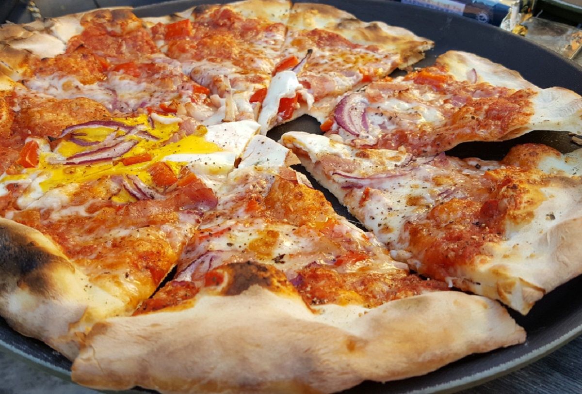 Domowa pizza na cienkim cieście to idealny pomysł na weekend