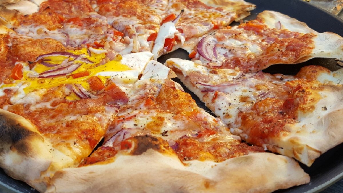 Domowa pizza na cienkim cieście to idealny pomysł na weekend