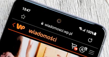 Włącz tryb ciemny w smartfonie. Bateria i planeta będą ci wdzięczne