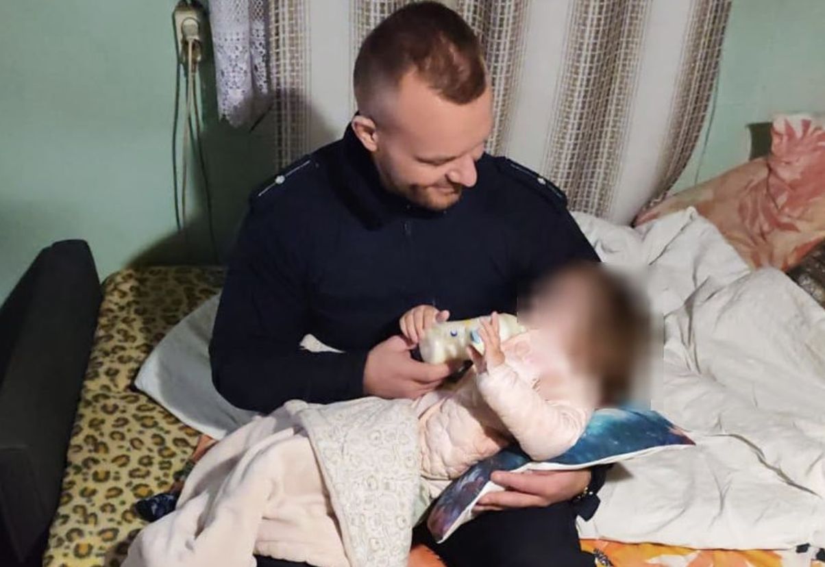 Policjanci zaopiekowali się dwulatką. Rodzice byli kompletnie pijani