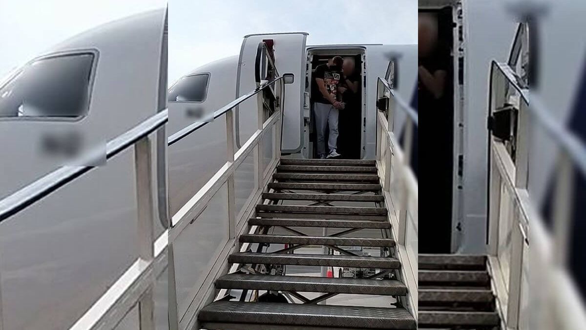 Samolot i pasażer wysiadający
