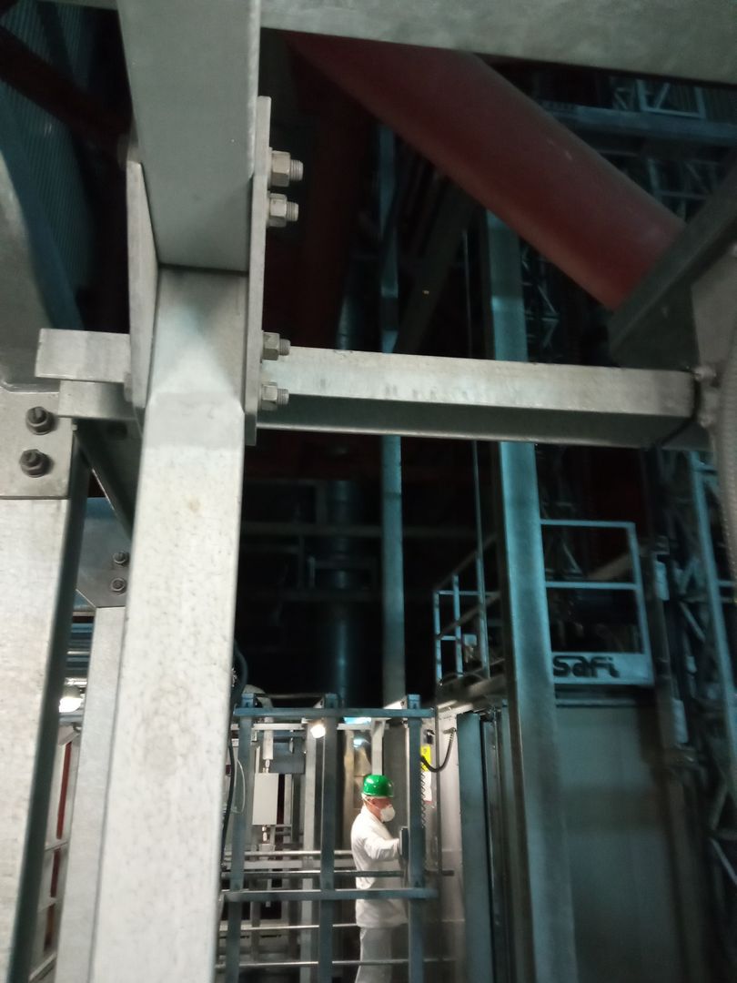 Elektrownia w Czarnobylu, w środku Arki (przed uderzeniem drona)