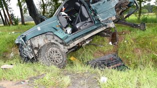 Bykowce: Jeep zderzył się z ciężarówką. Urwane koło uderzyło w BMW