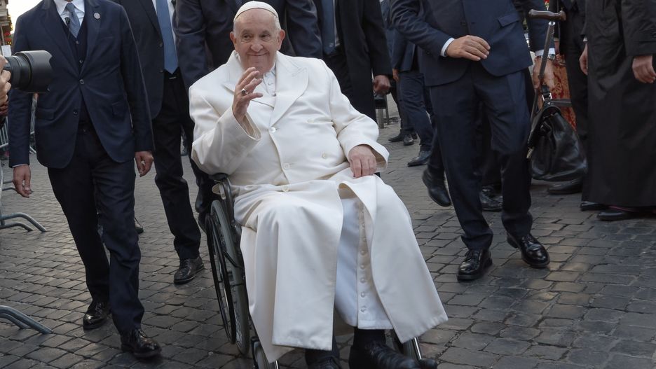 Pope Francis (C) pays a traditional visit on December 8, 2022 to the statue dedicated to the Immaculate Conception near Piazza di Spagna in central Rome, celebrating the Solemnity of the Immaculate Conception. (Photo by Massimo Valicchia/NurPhoto via Getty Images)