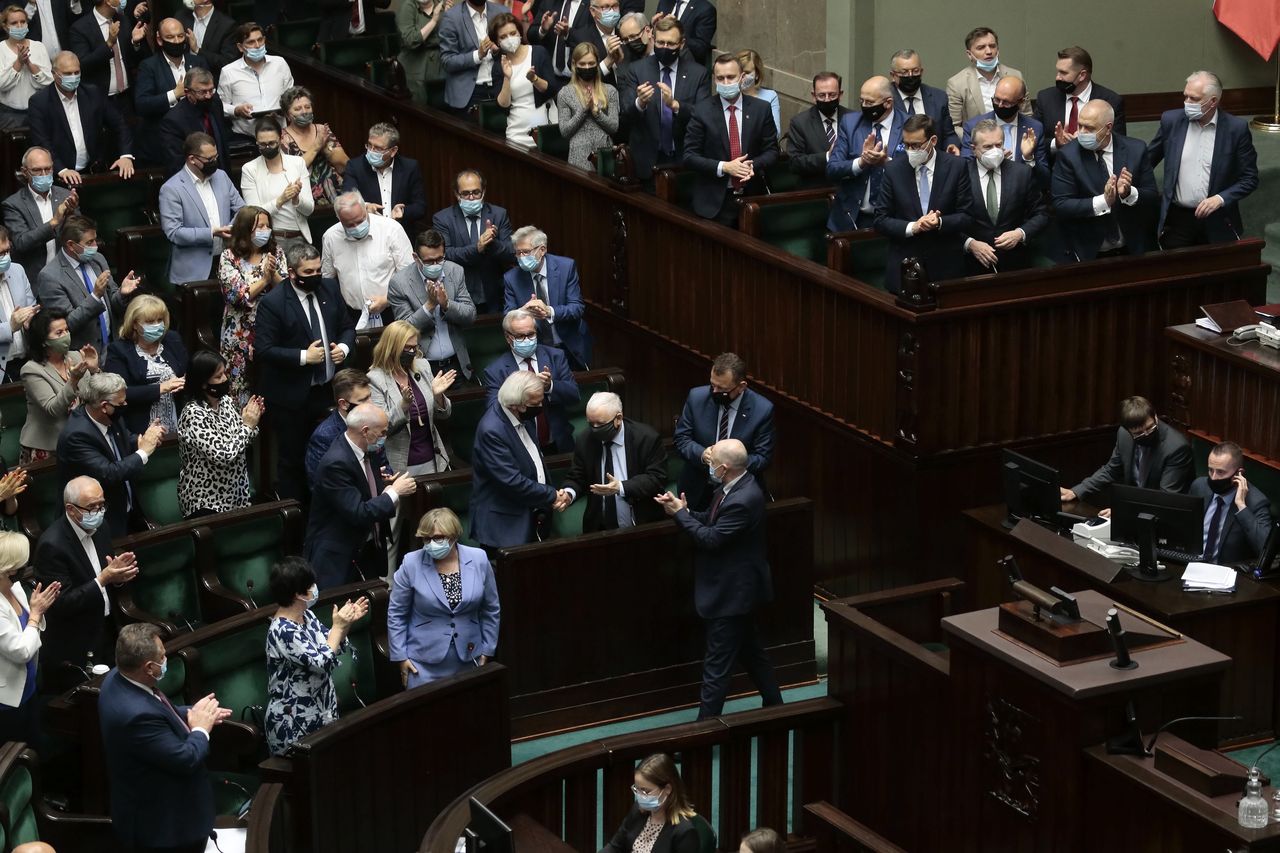 Sejm. Większe wydatki to nie tylko efekt podwyżek uposażeń 