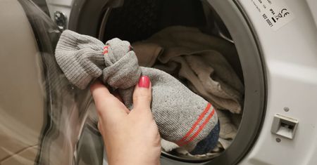 Włóż do skarpetki i wypierz. Już nigdy nie zrobisz inaczej