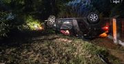 Wypadek w Żorach. Staranował ogrodzenie i wylądował na drzewie