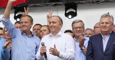 Wkładają niebieskie koszule. Ekspertka mówi o ukrytym przekazie