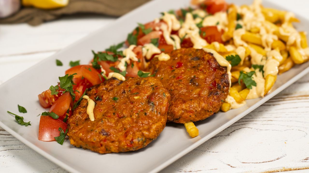 Te drobiowe kotleciki niemal robią się same. Obejdziesz się nawet bez patelni