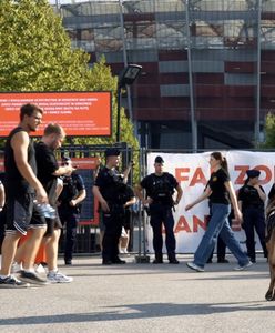 Deportacje po koncercie na Narodowym. Eksperci o reakcji rządu