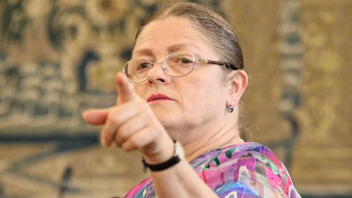 Krystyna Pawłowicz niosąca książkę z wizerunkiem Jana Pawła II