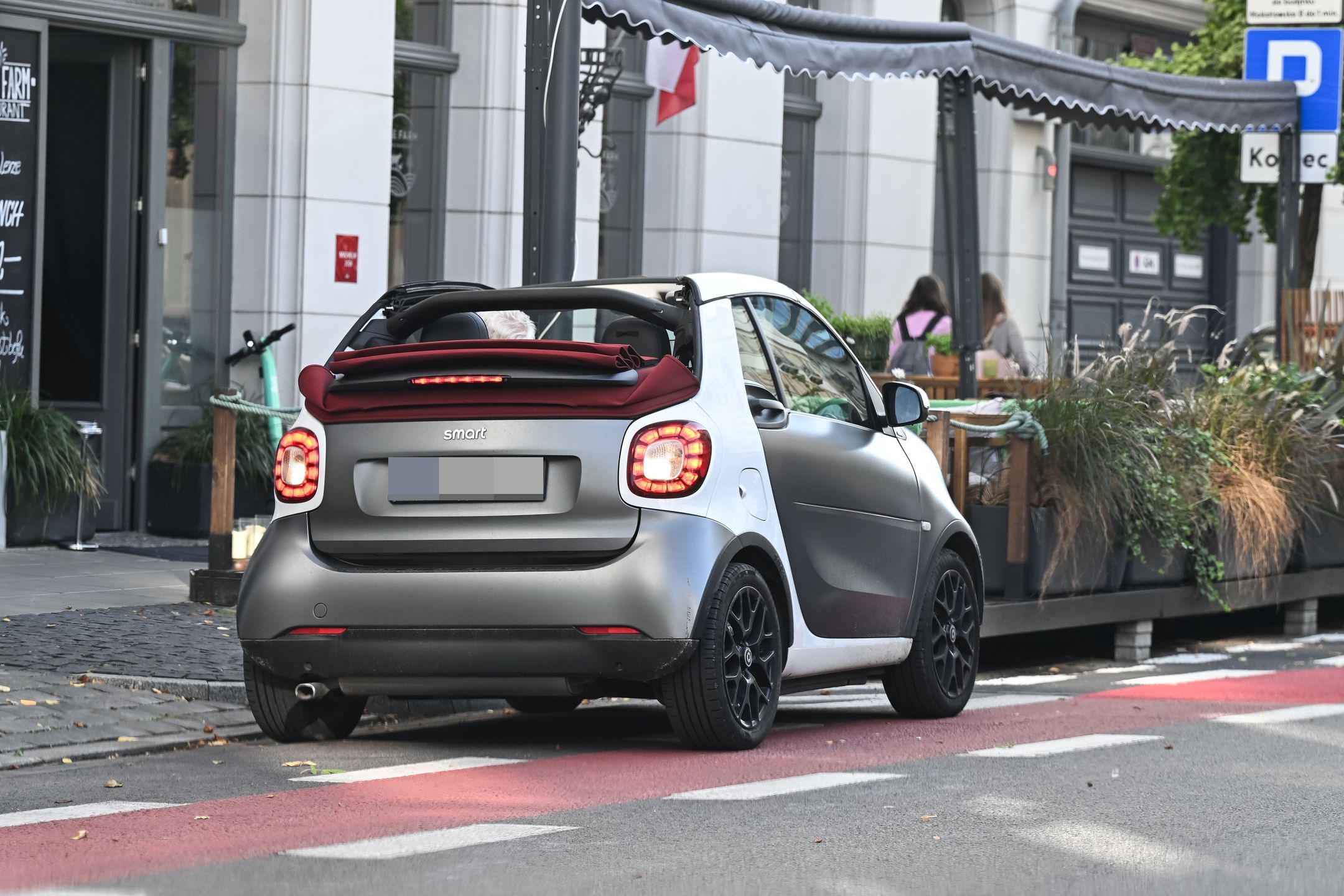 Robert Janowski parkuje na zakazie