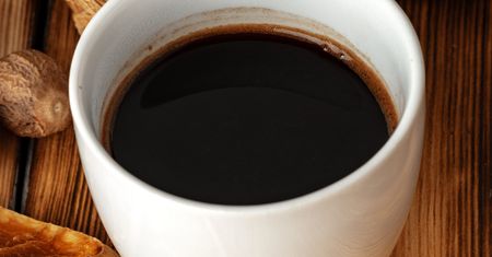 Zetrzyj i dodaj do zaparzonej kawy. Wspomoże trawienie, przyniesie ulgę żołądkowi