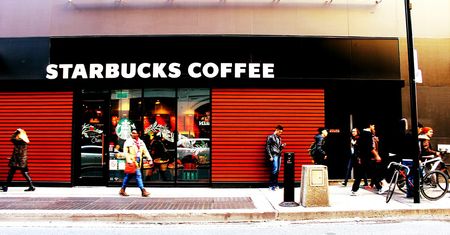 Pracownica Starbucksa dostała ogromne odszkodowanie. Została zwolniona za bycie białą
