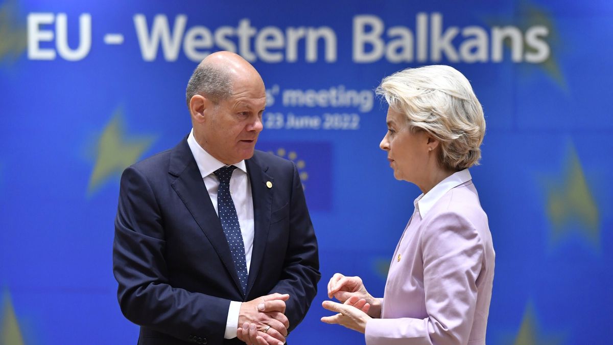 Temporary
European Commission President Ursula von der Leyen, right, speaks with German Chancellor Olaf Scholz during a round table meeting at an EU summit in Brussels, Thursday, June 23, 2022. European Union leaders are expected to approve Thursday a proposal to grant Ukraine a EU candidate status, a first step on the long toward membership. The stalled enlargement process to include Western Balkans countries in the bloc is also on their agenda at the summit in Brussels. (AP Photo/Geert Vanden Wijngaert)
AP