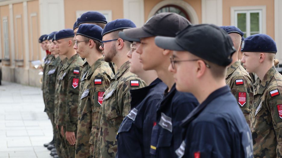 W 14 szkołach w Małopolsce otworzono certyfikowane oddziały policji i straży granicznej, Trzy są w zachodniej Małopolsce. Tym samym poszerzono ofertę mundurową, bo wcześniej dominowały klasy wojskowe.