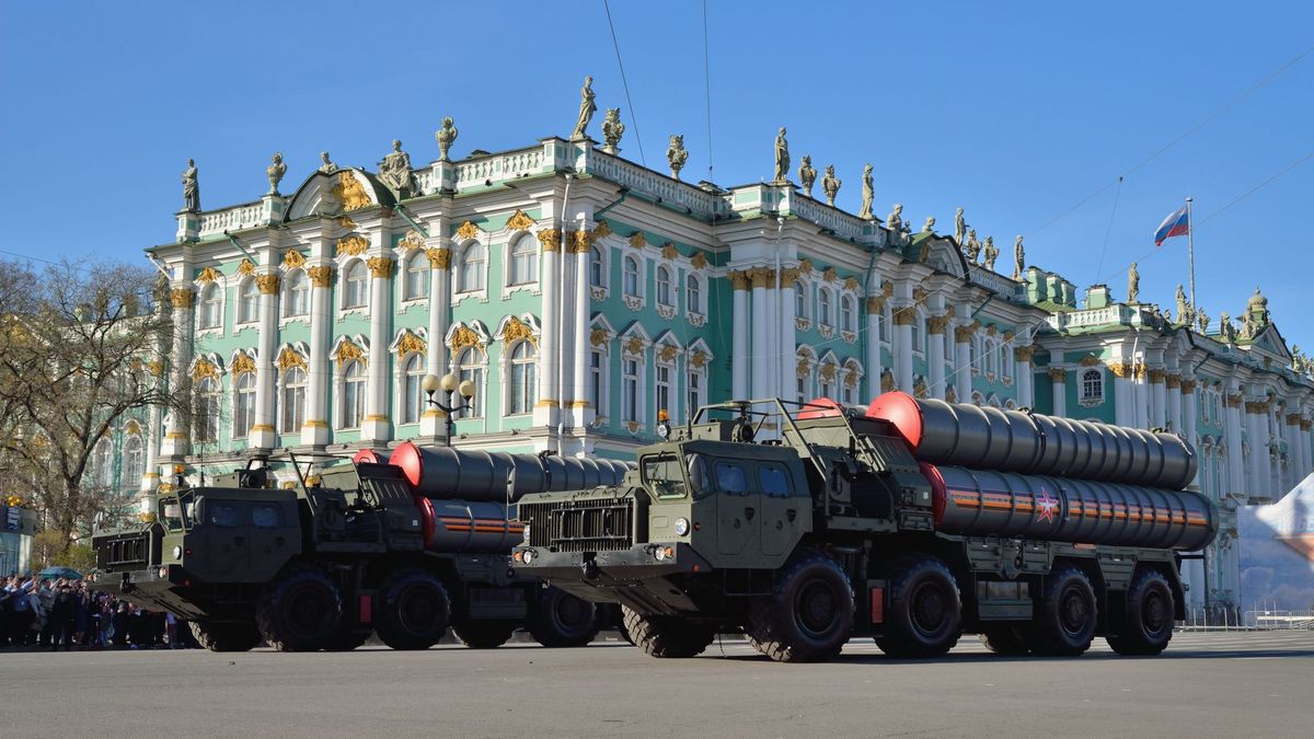 Wyrzutnia pocisków systemu S-300, produkowana w zakładach Ąłmaz-Antie