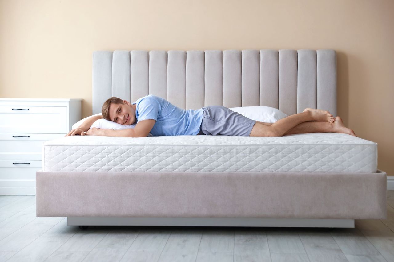 Twardy czy elastyczny? Jak producenci materacy różnicują modele pod realne potrzeby użytkowników