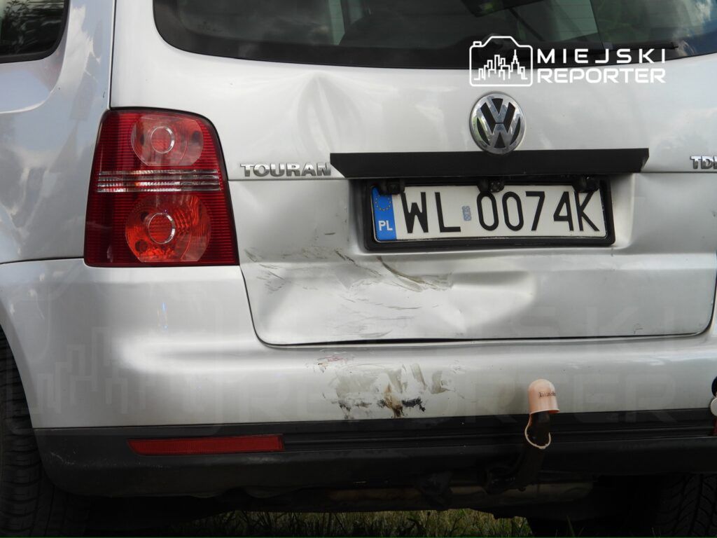 Uszkodzony tył srebrnego Volkswagena Touran z widocznymi wgnieceniami i zarysowaniami.