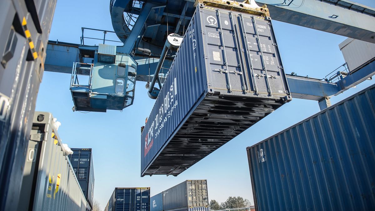 Małaszewicze, przeładunek pociągu kontenerowego z Chin 