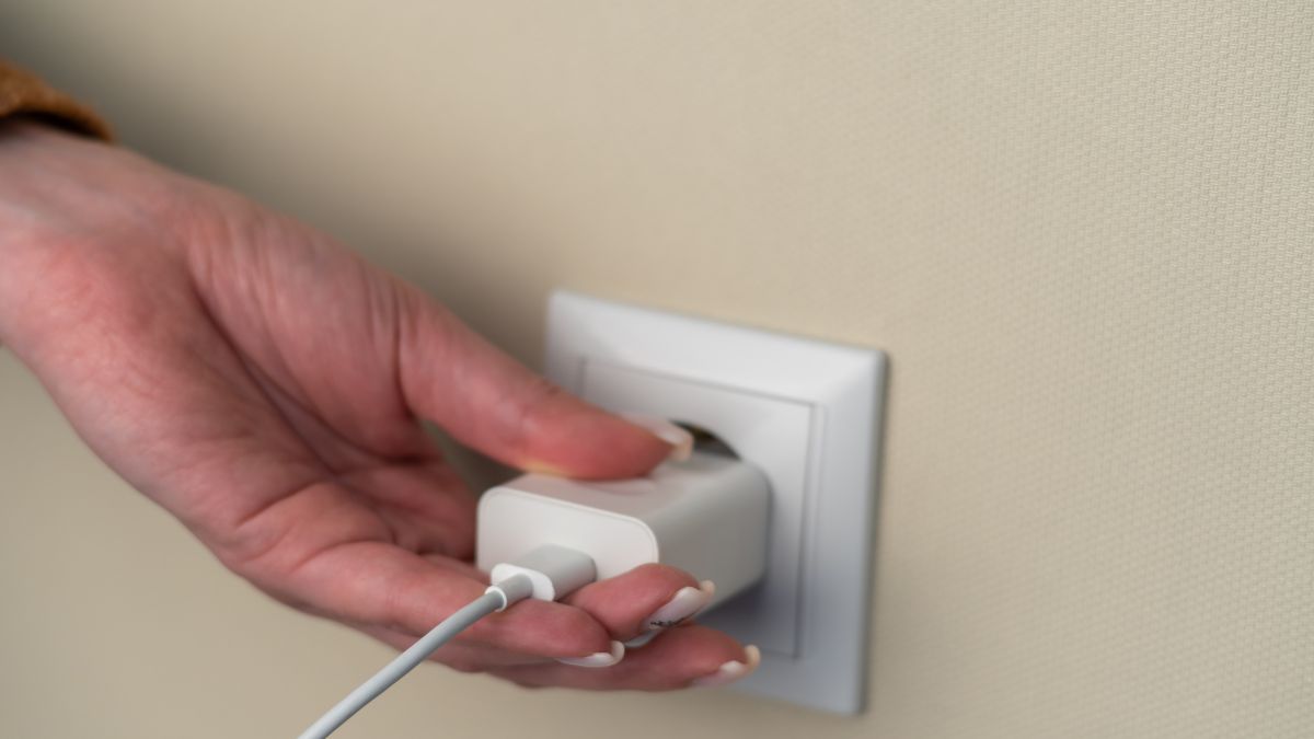 Ile kosztuje zostawiania podłączonej ładowarki do gniazdka?