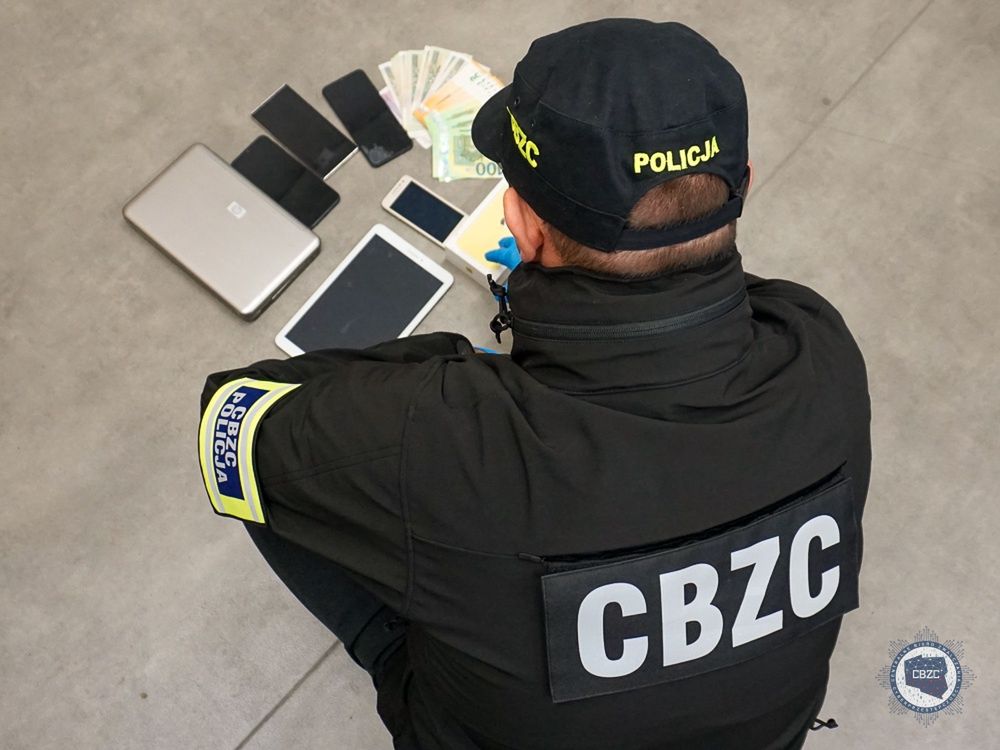 Policja rozbiła gang, który zajmował się publikacją fałszywych ogłoszeń sprzedaży samochodów