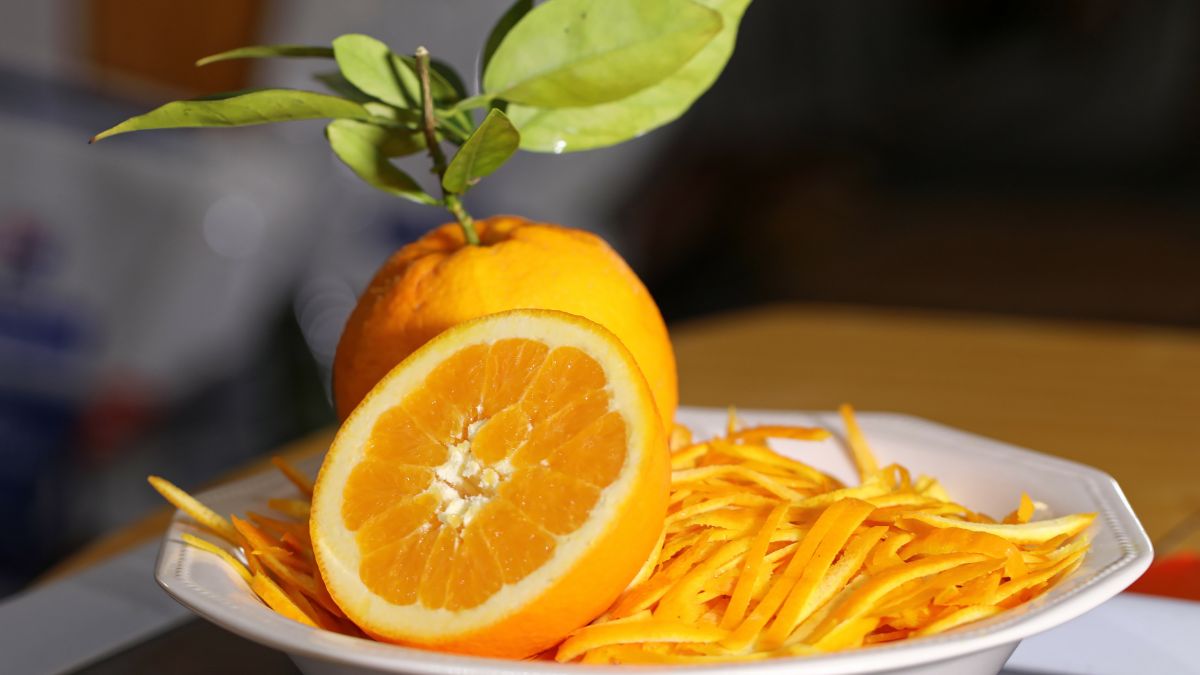 Skórka pomarańczy.