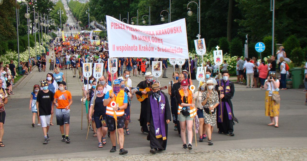 Pielgrzymki do Częstochowy 2020. "W grupie około tysiąca osób weszliśmy na Jasną Górę"