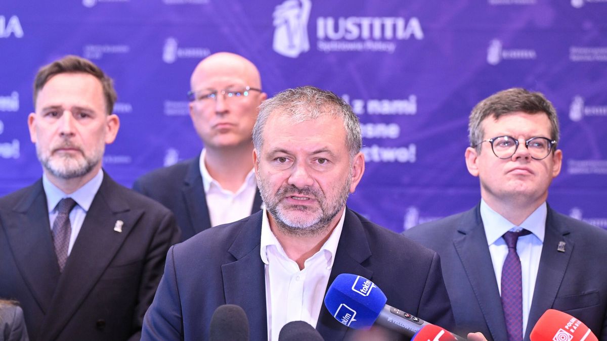 Briefing z udzia?em ministra Waldemara ?urka
04.10.2025 Warszawa Briefing z udzialem ministra Waldemara Zurka n/z Waldemar Zurek
fot. Lukasz Wojcik/REPORTER 
N/z: Bartlomiej Przymusinski, Waldemar Zurek, Krystain Markiewicz
Lukasz Wojcik/REPORTER