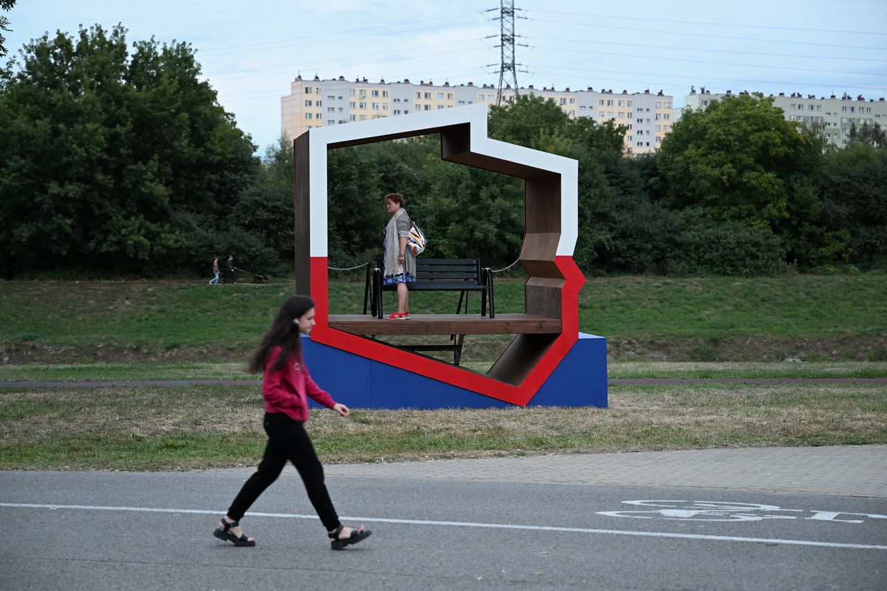 Tyle kosztowały patriotyczne ławki i kampania promocyjna. Dziennikarze odnaleźli trop