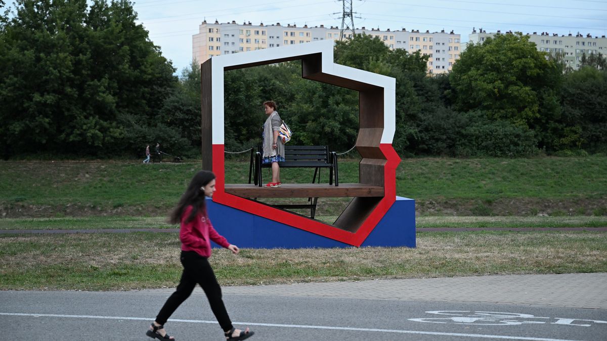 Na zdjęciu ławka patriotyczna w Rzeszowie