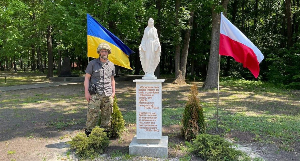 Sławomir Wysocki przed wejściem na cmentarz w Charkowie obok figury Matki Boskiej ustawionej bez pozwolenia w 2019 roku