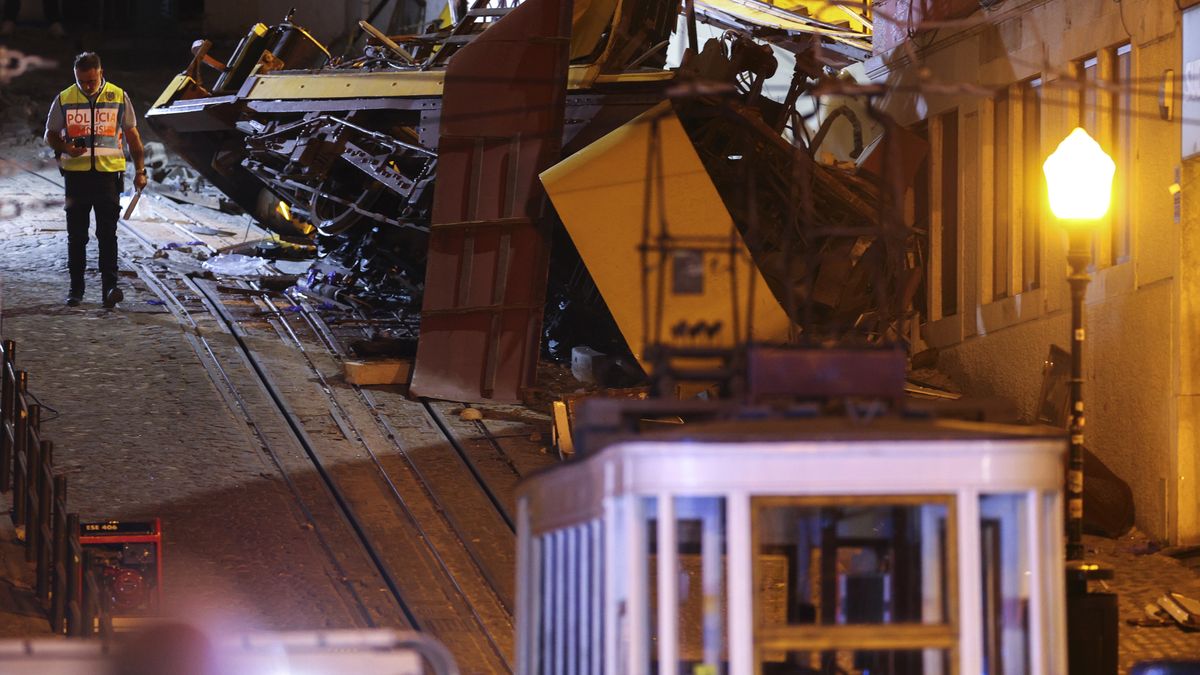 A police officer stand at the scene after the Gloria funicular cable railway derailed in Lisbon, Portugal, 03 September 2025. At least 15 people died in the derailment and 18 others were injured, local emergency services reported. EPA/MIGUEL A. LOPES Dostawca: PAP/EPA.