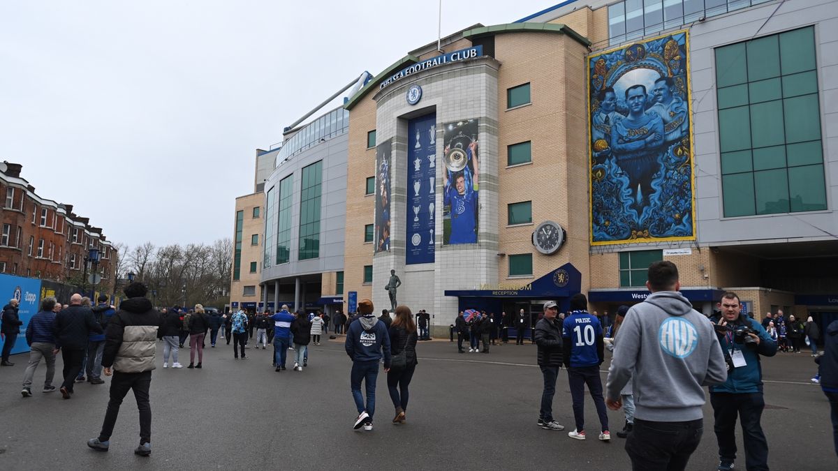 Kibice przed meczem na Stamford Bridge