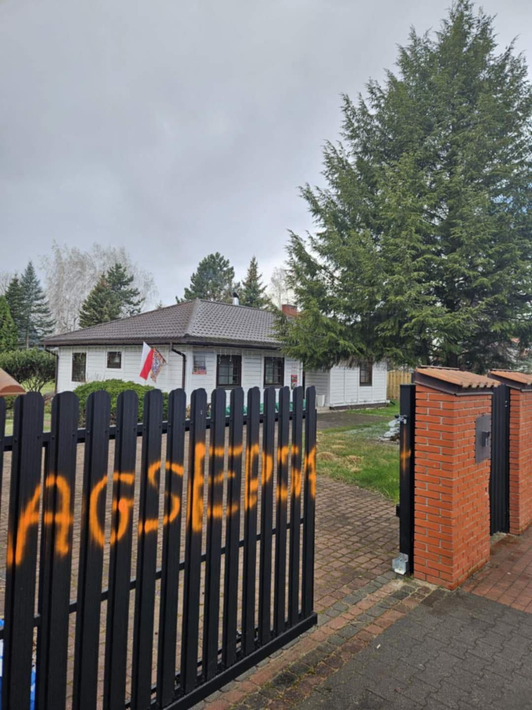 Wulgarne napisy na ogrodzeniu domu Owsiaka
