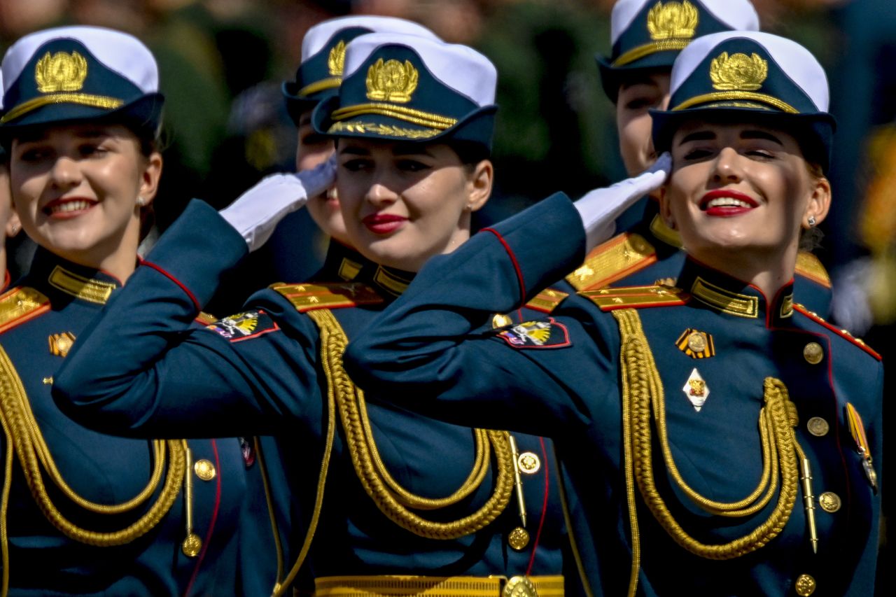 Żołnierki na Placu Czerwonym w czasie defilady. W Ukrainie mogło zginąć nawet 220 tysięcy żołnierzy rosyjskich 